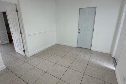 Снять в аренду виллу или дом в Майами, Флорида 1 спальня, 130.43м2, № 2050874 - фото 4