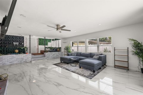 House in Orlando, Florida 3 bedrooms, 185.34 sq.m. № 2239453 - photo 5