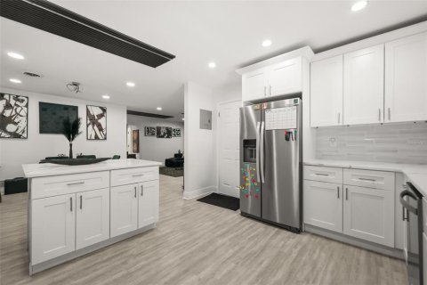 House in Orlando, Florida 3 bedrooms, 185.34 sq.m. № 2239453 - photo 8