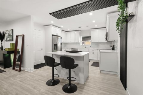House in Orlando, Florida 3 bedrooms, 185.34 sq.m. № 2239453 - photo 9