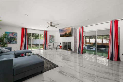 House in Orlando, Florida 3 bedrooms, 185.34 sq.m. № 2239453 - photo 3