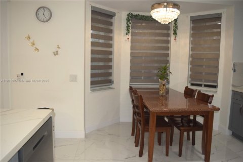 Casa en alquiler en Weston, Florida, 5 dormitorios, 273.23 m2 № 1971020 - foto 8