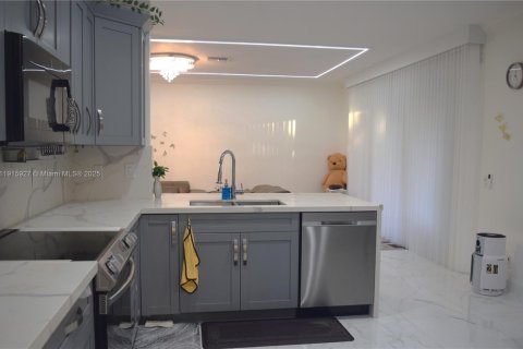 Casa en alquiler en Weston, Florida, 5 dormitorios, 273.23 m2 № 1971020 - foto 10