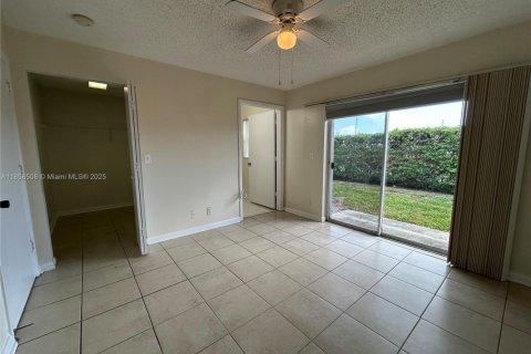 Townhouse in Palm Springs, Florida 3 bedrooms, 126.81 sq.m. № 1882543 - photo 3