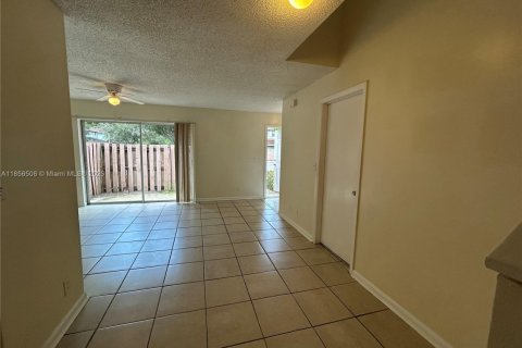 Townhouse in Palm Springs, Florida 3 bedrooms, 126.81 sq.m. № 1882543 - photo 2
