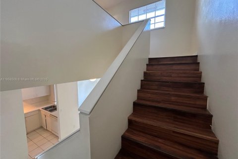 Townhouse in Palm Springs, Florida 3 bedrooms, 126.81 sq.m. № 1882543 - photo 4