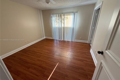Townhouse in Palm Springs, Florida 3 bedrooms, 126.81 sq.m. № 1882543 - photo 5