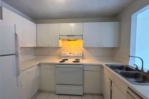 Townhouse in Palm Springs, Florida 3 bedrooms, 126.81 sq.m. № 1882543 - photo 1