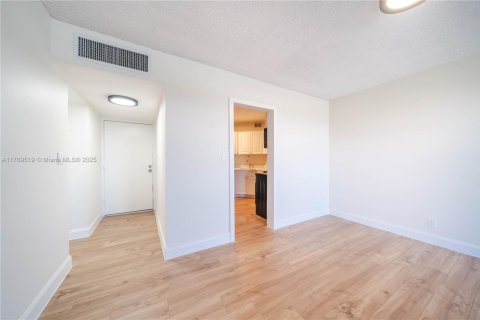 Condominio en venta en Lauderhill, Florida, 2 dormitorios, 114.27 m2 № 1958937 - foto 10