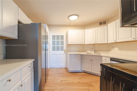 Condominio en venta en Lauderhill, Florida, 2 dormitorios, 114.27 m2 № 1958937 - foto 1