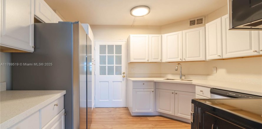 Condominio en Lauderhill, Florida, 2 dormitorios № 1958937