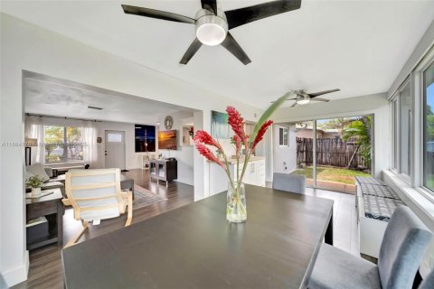 House in Hollywood, Florida 3 bedrooms, 137.31 sq.m. № 1891163 - photo 12