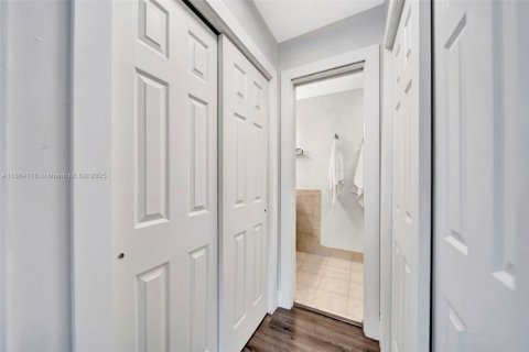 House in Hollywood, Florida 3 bedrooms, 137.31 sq.m. № 1891163 - photo 23