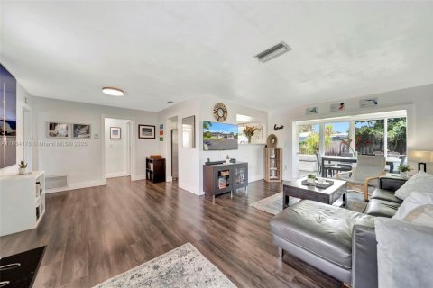 House in Hollywood, Florida 3 bedrooms, 137.31 sq.m. № 1891163 - photo 6