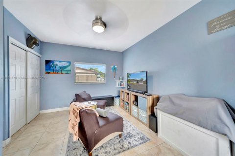 House in Hollywood, Florida 3 bedrooms, 137.31 sq.m. № 1891163 - photo 30