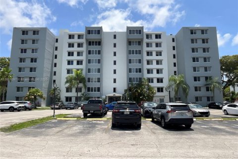 Купить кондоминиум в Майами, Флорида 1 спальня, 64.94м2, № 1956742 - фото 1