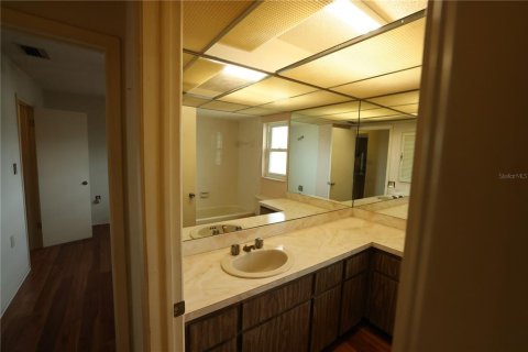 House in Port Richey, Florida 3 bedrooms, 181.44 sq.m. № 1879795 - photo 16