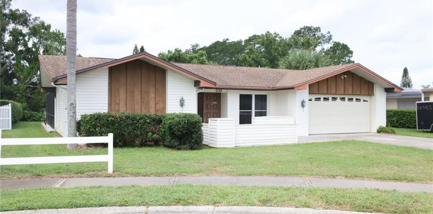 House in Port Richey, Florida 3 bedrooms, 181.44 sq.m. № 1879795