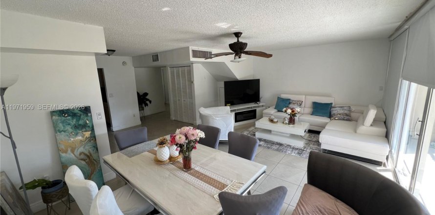 Кондоминиум с 3 спальнями в Майами, Флорида № 2034093