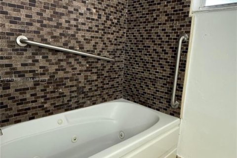 Condominio en alquiler en Miami, Florida, 1 dormitorio, 88.63 m2 № 2059784 - foto 6