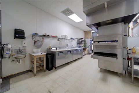 Commercial property in North Miami Beach, Florida № 1464852 - photo 15