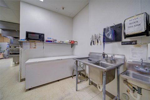 Commercial property in North Miami Beach, Florida № 1464852 - photo 14