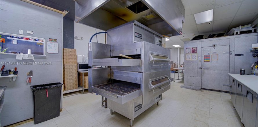 Commercial property in North Miami Beach, Florida № 1464852