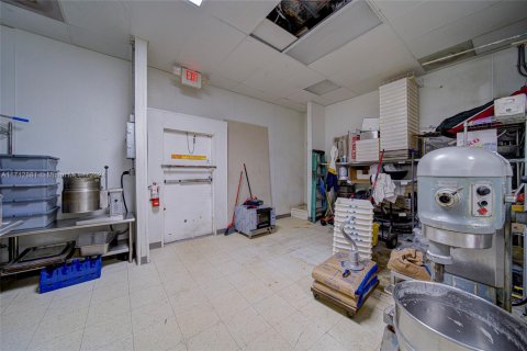 Commercial property in North Miami Beach, Florida № 1464852 - photo 11
