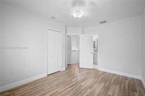 Townhouse in Miramar, Florida 3 bedrooms, 117.99 sq.m. № 2247886 - photo 18