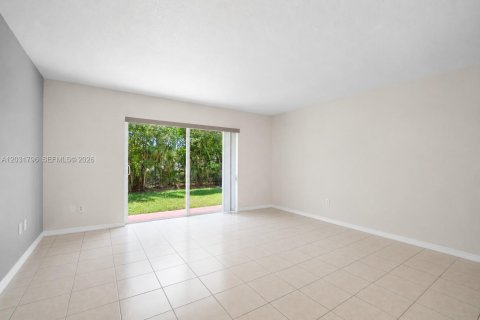 Townhouse in Miramar, Florida 3 bedrooms, 117.99 sq.m. № 2247886 - photo 11