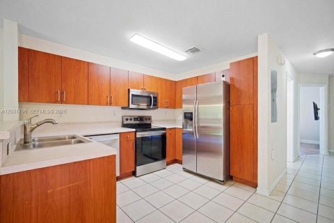 Townhouse in Miramar, Florida 3 bedrooms, 117.99 sq.m. № 2247886 - photo 2