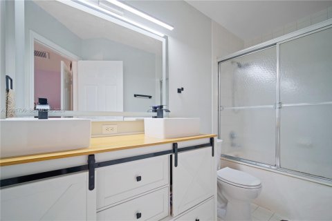 Townhouse in Miramar, Florida 3 bedrooms, 117.99 sq.m. № 2247886 - photo 17
