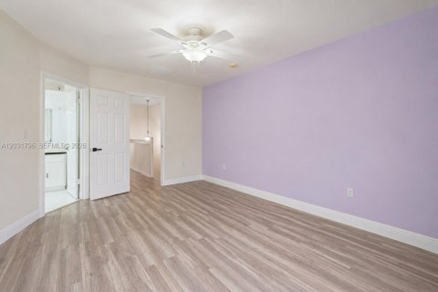 Townhouse in Miramar, Florida 3 bedrooms, 117.99 sq.m. № 2247886 - photo 15