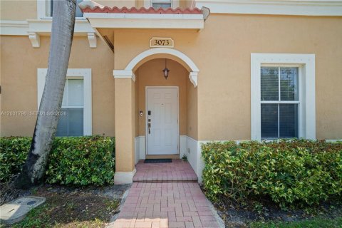 Townhouse in Miramar, Florida 3 bedrooms, 117.99 sq.m. № 2247886 - photo 5