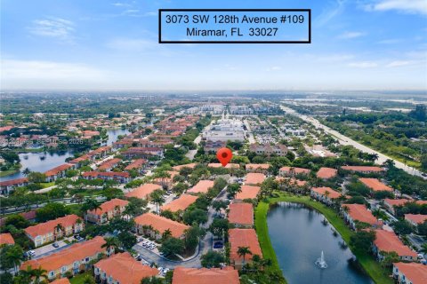 Townhouse in Miramar, Florida 3 bedrooms, 117.99 sq.m. № 2247886 - photo 3