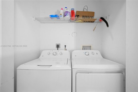 Townhouse in Miramar, Florida 3 bedrooms, 117.99 sq.m. № 2247886 - photo 27