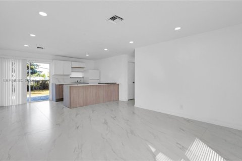 Casa en alquiler en Dania Beach, Florida, 3 dormitorios, 98.01 m2 № 2054772 - foto 2