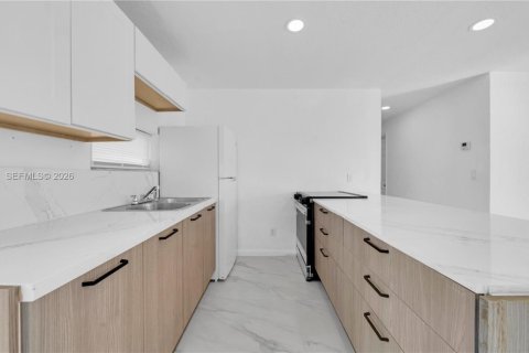 Casa en alquiler en Dania Beach, Florida, 3 dormitorios, 98.01 m2 № 2054772 - foto 4