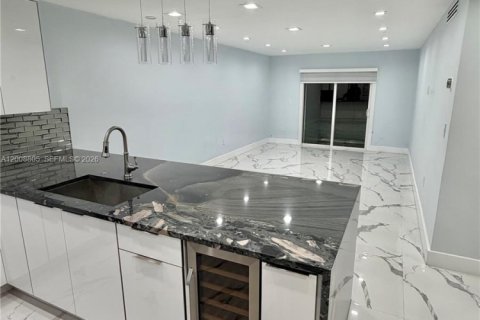 Copropriété à vendre à Hialeah, Floride: 2 chambres, 90.77 m2 № 2090078 - photo 2