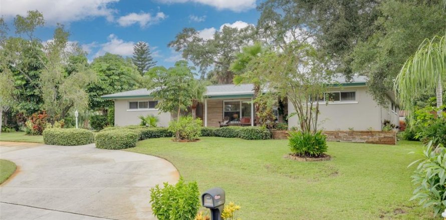 House in Clearwater, Florida 4 bedrooms, 245.73 sq.m. № 1904785