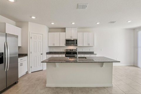 House in Auburndale, Florida 4 bedrooms, 184.69 sq.m. № 2390972 - photo 5
