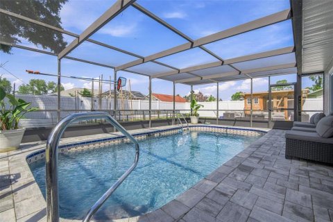 House in Spring Hill, Florida 2 bedrooms, 115.01 sq.m. № 2226282 - photo 2