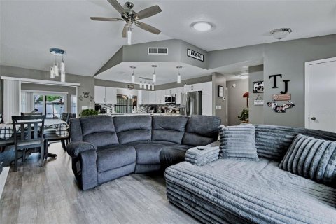 House in Spring Hill, Florida 2 bedrooms, 115.01 sq.m. № 2226282 - photo 18