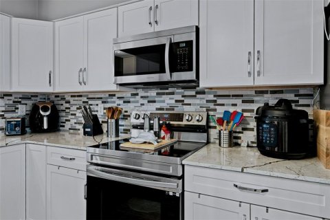 House in Spring Hill, Florida 2 bedrooms, 115.01 sq.m. № 2226282 - photo 12