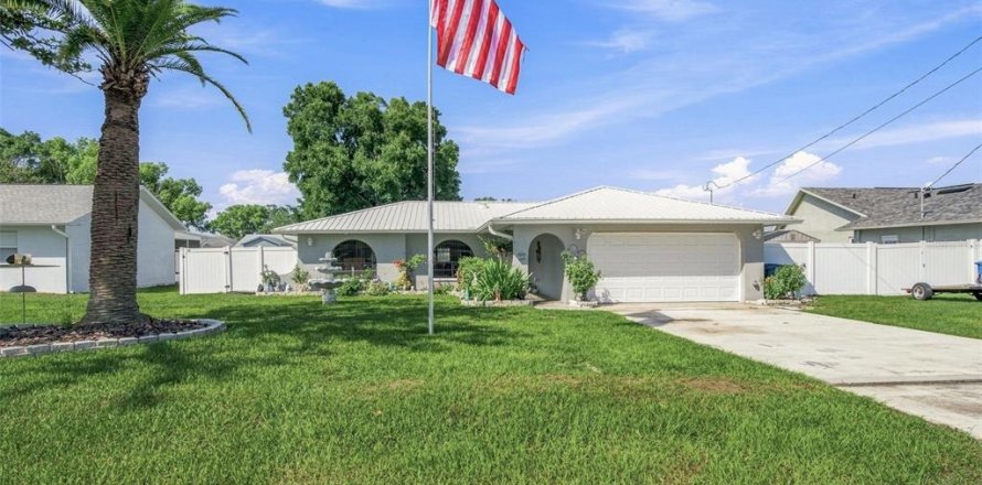 House in Spring Hill, Florida 2 bedrooms, 115.01 sq.m. № 2226282