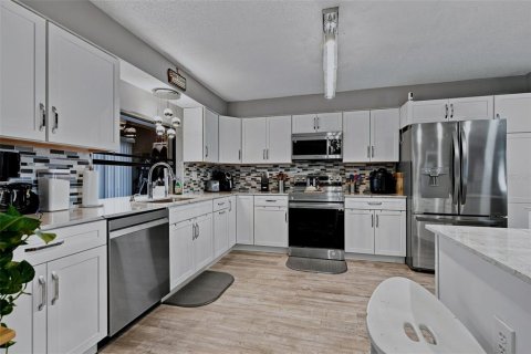 House in Spring Hill, Florida 2 bedrooms, 115.01 sq.m. № 2226282 - photo 9