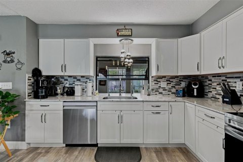 House in Spring Hill, Florida 2 bedrooms, 115.01 sq.m. № 2226282 - photo 10