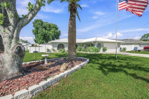 House in Spring Hill, Florida 2 bedrooms, 115.01 sq.m. № 2226282 - photo 11