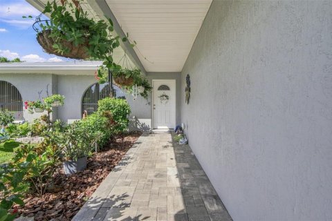 House in Spring Hill, Florida 2 bedrooms, 115.01 sq.m. № 2226282 - photo 4