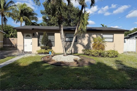 House in Davie, Florida 3 bedrooms, 120.68 sq.m. № 1986661 - photo 2